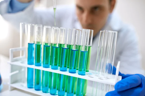 Tubos de ensaio laboratoriais para experimentação — Fotografia de Stock