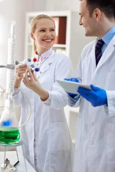 Gruppo di scienziati sorridenti che analizzano la struttura molecolare — Foto Stock