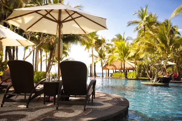 Luxus-Pool und Liegestuhl im Resort — Stockfoto
