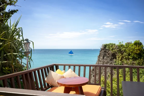 Blick auf den schönen Strand von der einsamen Terrasse — Stockfoto