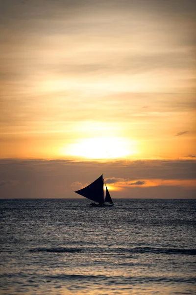 Gouden zonsondergang met een zeilboot — Stockfoto