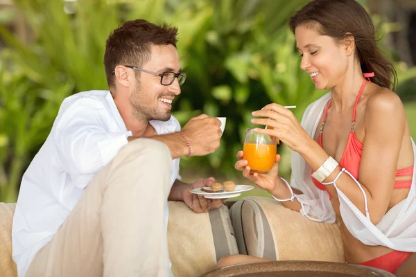 Casal feliz beber refresco — Fotografia de Stock