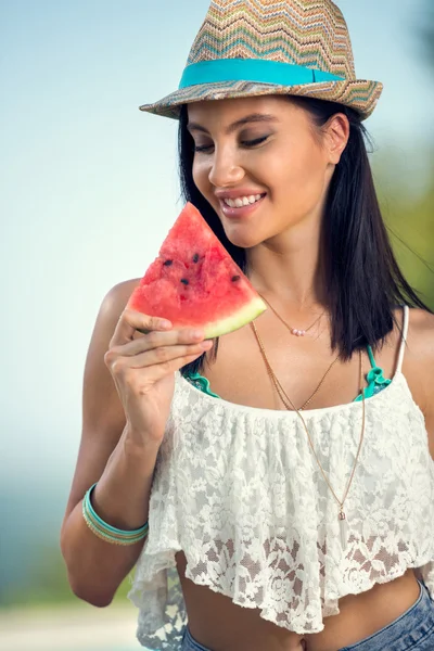 Ragazza allegra mangiare frutta estiva — Foto Stock