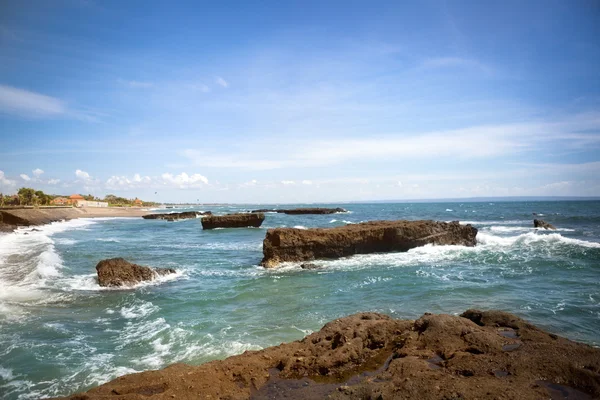 Vagues s'écrasant contre les rochers — Photo