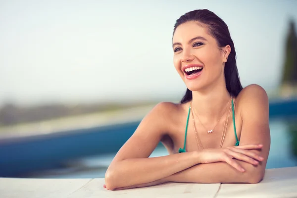 Skrattande ung kvinna i pool — Stockfoto