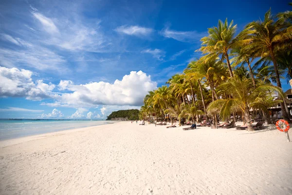 Pantai pribadi tropis dengan laut biru — Stok Foto