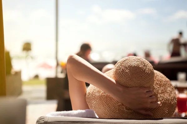 Mujer con sombrero de verano disfrutar en el sol — Foto de Stock