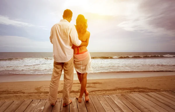 Красивая пара с видом на море Лицензионные Стоковые Фото