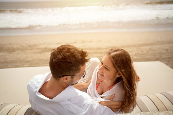 Risueño pareja acostado en sunbed — Foto de Stock