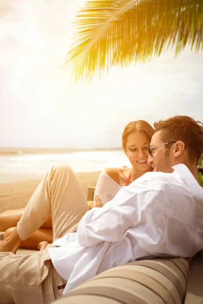 Flertando casal no verão — Fotografia de Stock