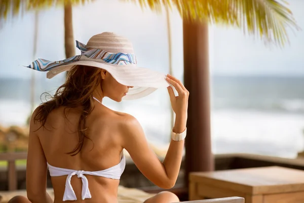 Kobieta z kapelusz słońce, lato — Zdjęcie stockowe
