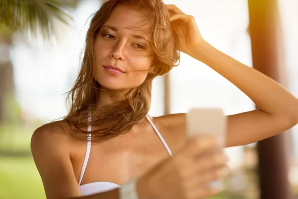 Sexy meisje selfie maken in bikini — Stockfoto