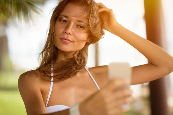 Sexy menina fazendo selfie no biquíni — Fotografia de Stock