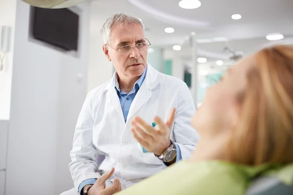 Dentista masculino no local de trabalho na prática odontológica — Fotografia de Stock