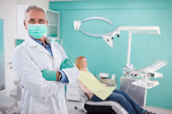 Tandläkare med att skydda utrustning poserar i tandvårdsklinik — Stockfoto