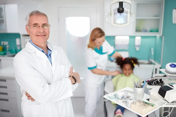 Dentista em clínica odontológica com assistente antes de iniciar o trabalho — Fotografia de Stock