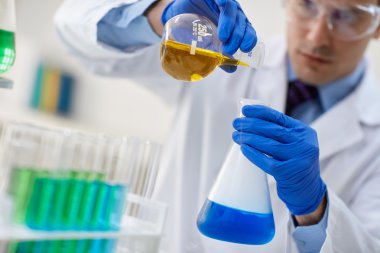 Erkek araştırmacı şişeler farklı örnek ile incelenmesi