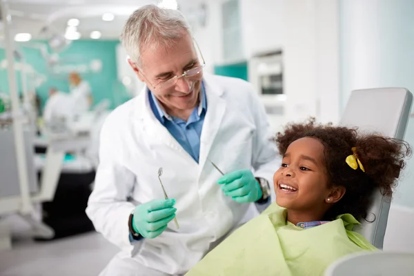 Criança feliz após reparar dente — Fotografia de Stock