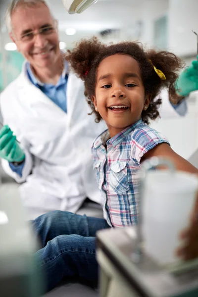 Niño negro en clínica dental — Foto de Stock