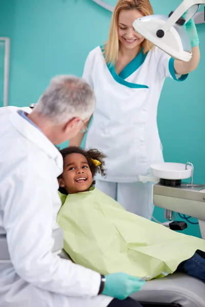 Sorrindo criança negra na cadeira dental — Fotografia de Stock