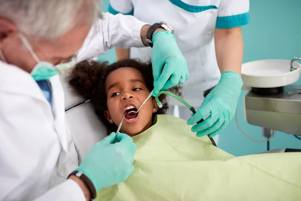 Miúdo em consulta dentária — Fotografia de Stock