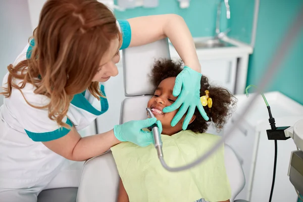 Zahnpflege in der Zahnarztpraxis — Stockfoto
