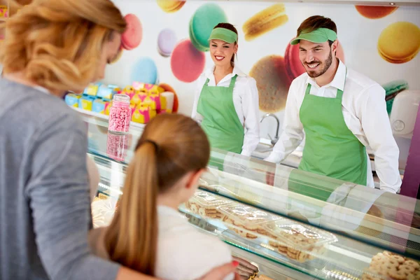 Vendedores y clientes en confitería — Foto de Stock