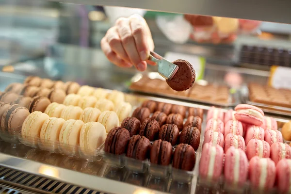 Közelről véve csokis macaron kirakat — Stock Fotó