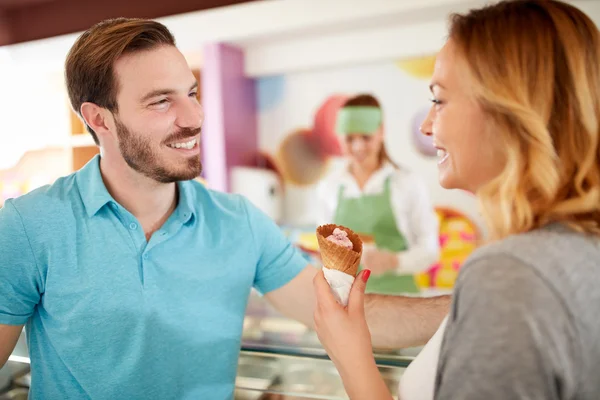 男人和女人在面包店以冰淇淋 — 图库照片