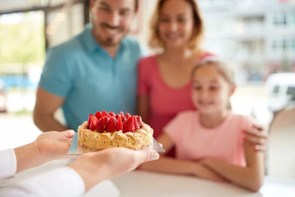 Tarta con fresas en las manos — Foto de Stock