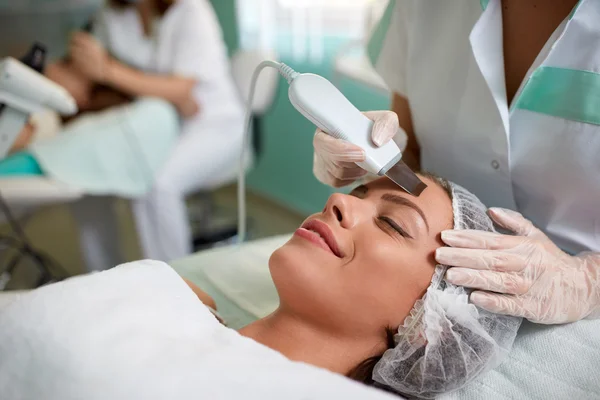 Visage de femme pendant l'épluchage de cavitation — Photo