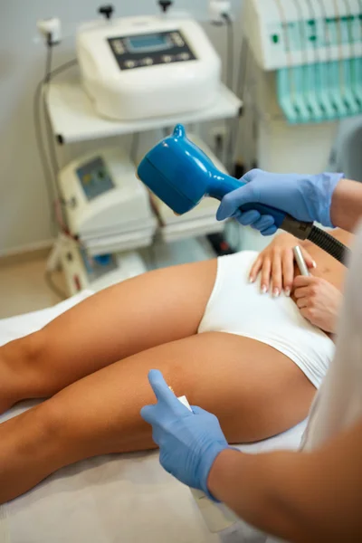 Подготовка кожи к лечению в косметической клинике — стоковое фото