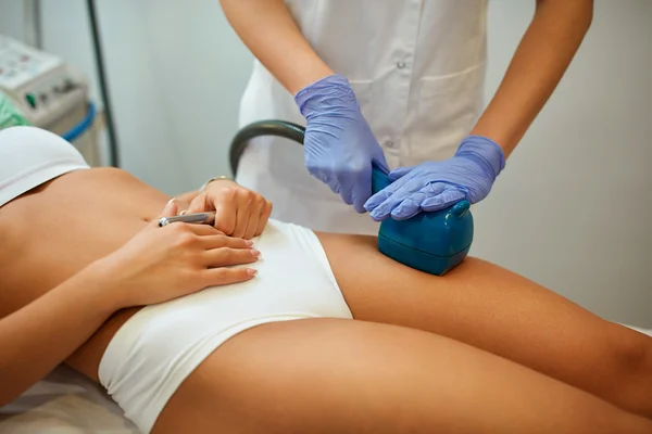 Cuidados com a pele e o corpo com tratamento na clínica de beleza estética spa — Fotografia de Stock