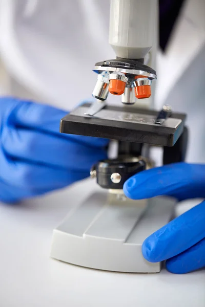 Microscope in research laboratory — Stock Photo, Image