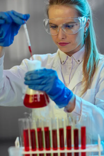 Cientista com equipmen — Fotografia de Stock