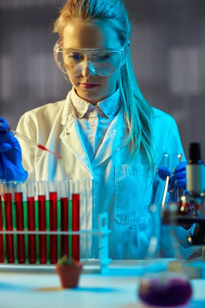 Técnico químico trabalhando à noite no laboratório — Fotografia de Stock