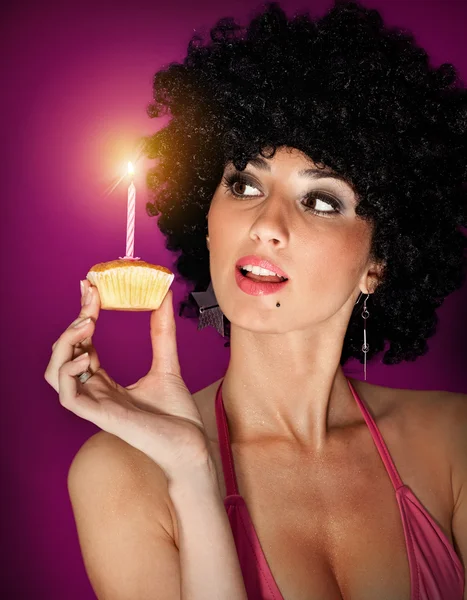 Žena s malým narozeninový dort — Stock fotografie