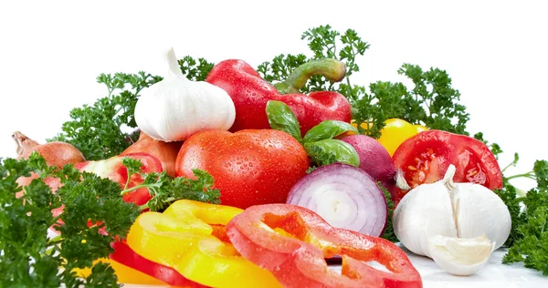 Légumes crus isolés sur blanc — Photo