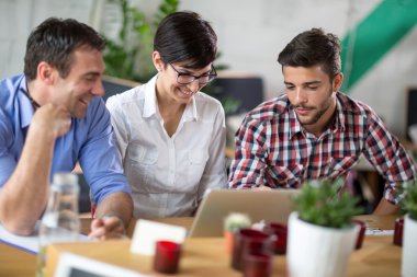 işadamı ve konuşan öğrenciler  