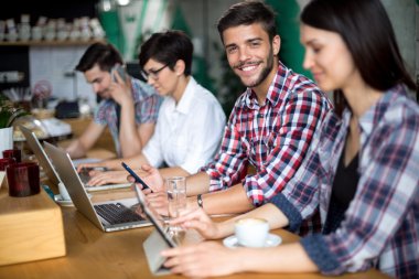 kahve okuyan öğrenciler