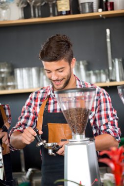 Gülümseyen garson espresso hazırlanıyor 