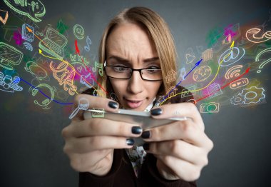 Kız browsing belgili tanımlık enterne ile smartphone