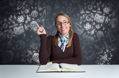 sevimli öğrenci açık açık kitap siting