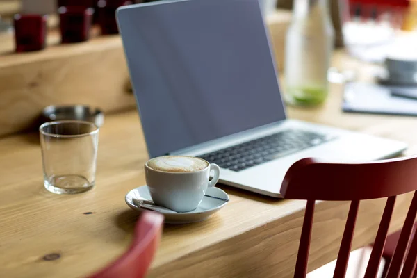 Portatile con tazza di caffè fresco — Foto Stock