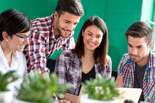 Gruppe junger Menschen, die studieren — Stockfoto