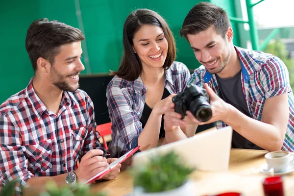 Amigos viram foto na câmera — Fotografia de Stock