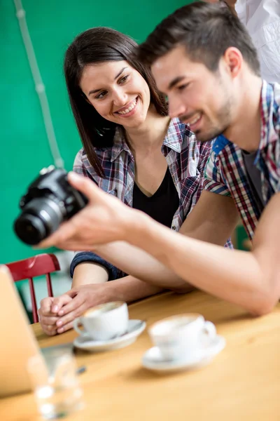 Flertando casal em uma cafeteria — Fotografia de Stock
