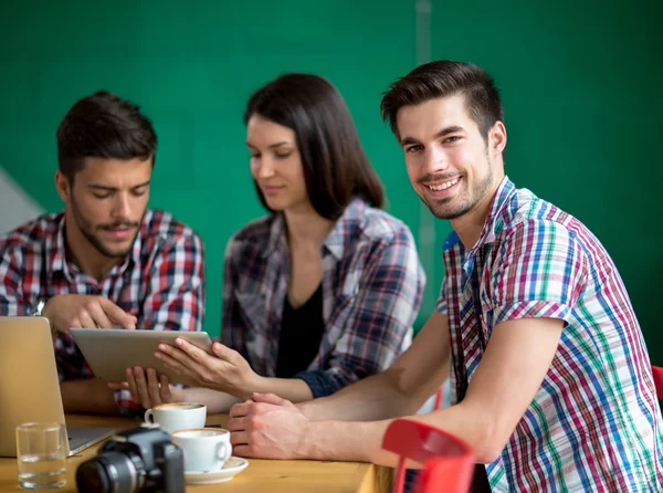 Samec studenta o přerušení v kavárně — Stock fotografie