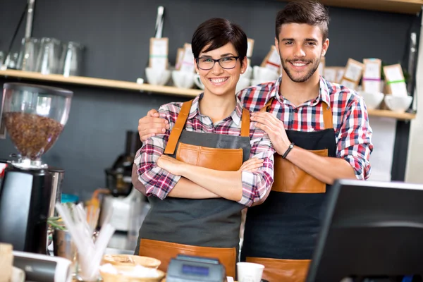 Proprietario caffè coppia sorridente — Foto Stock