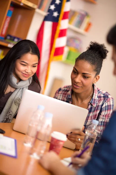 Ragazze che studiano per l'esame dopo la lezione al college — Foto Stock